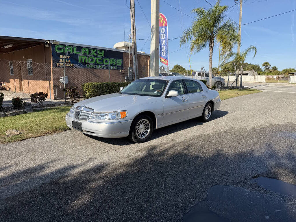 2002 LINCOLN Town Car