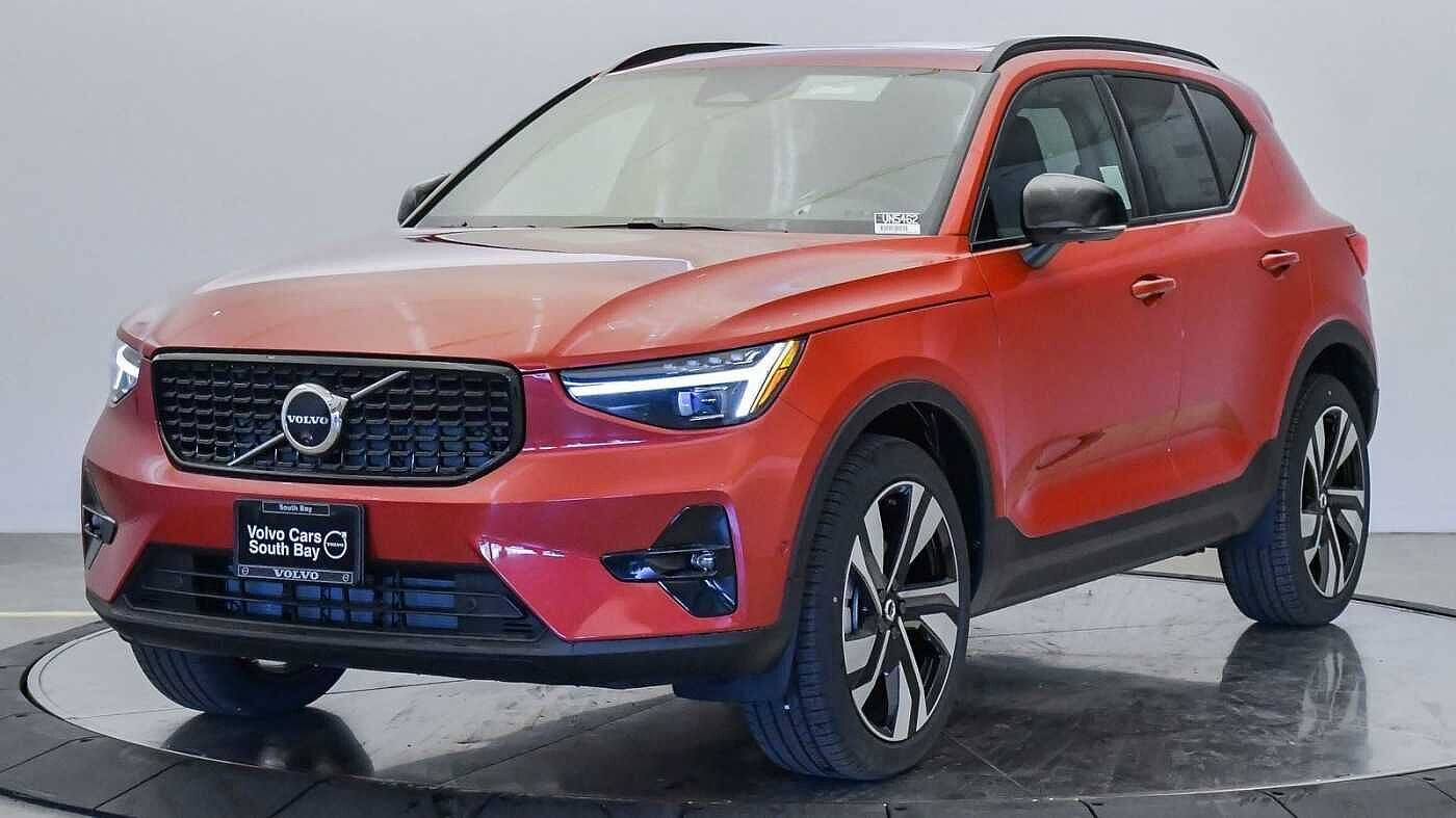 2025 VOLVO XC40