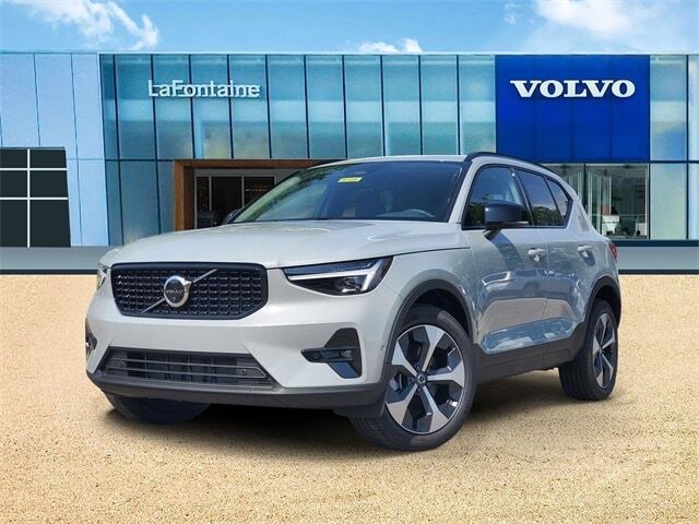 2026 VOLVO XC40