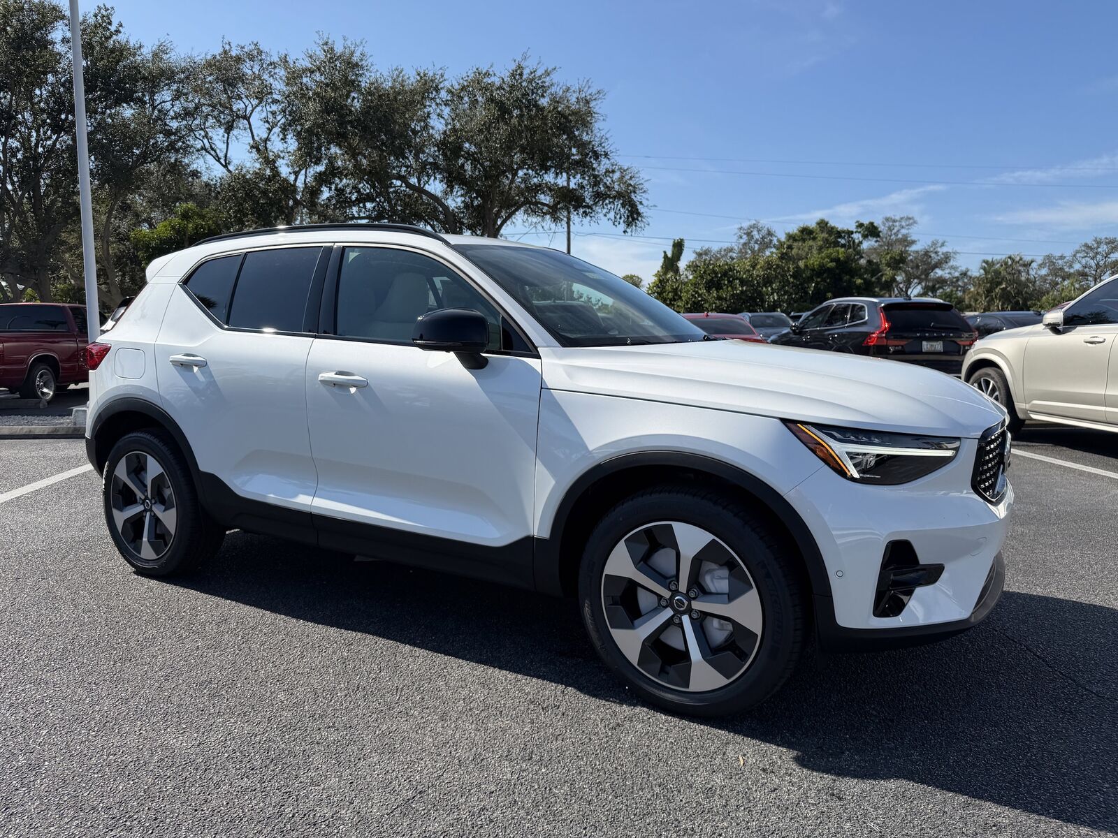 2026 VOLVO XC40