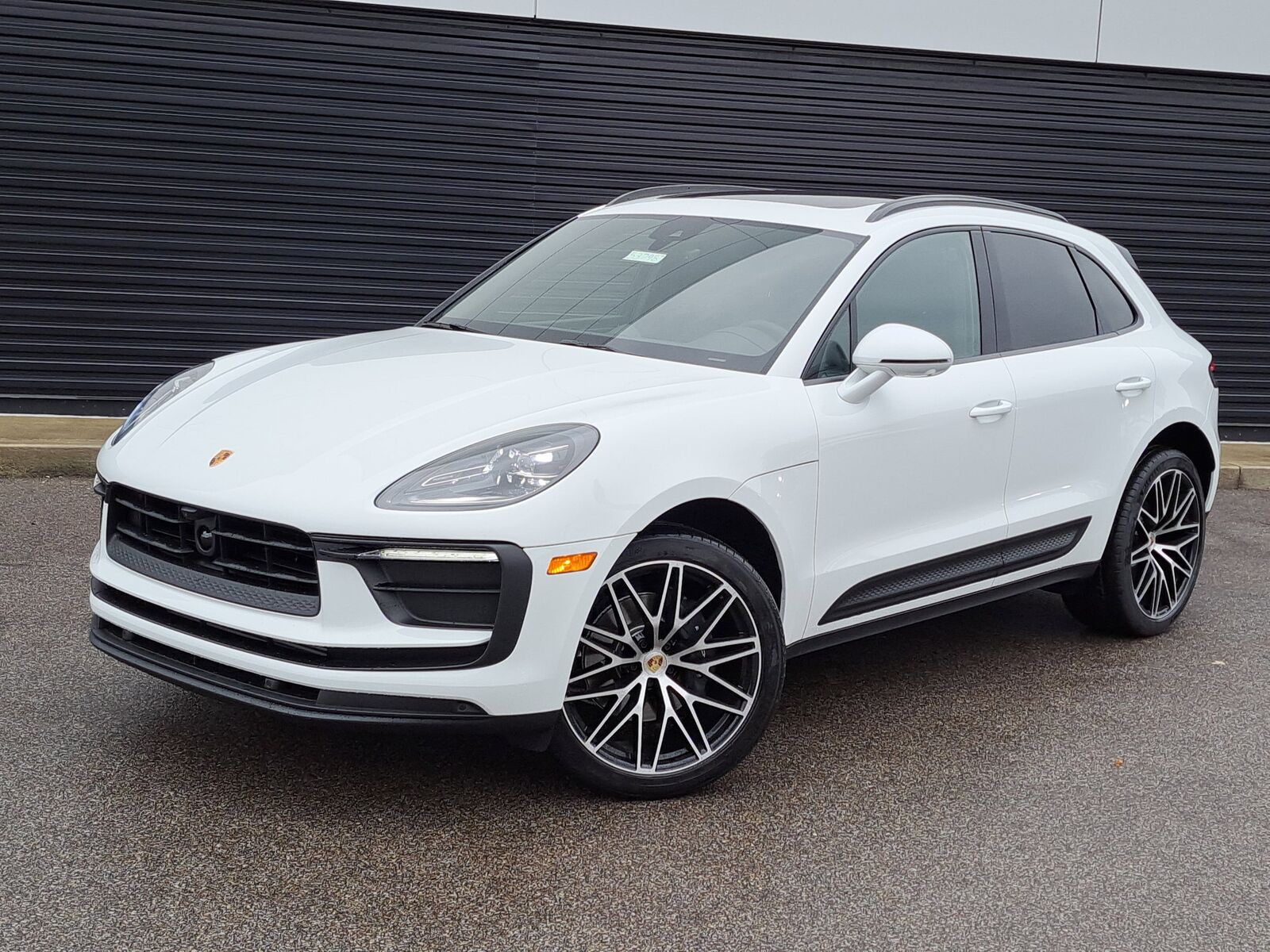 2026 PORSCHE Macan