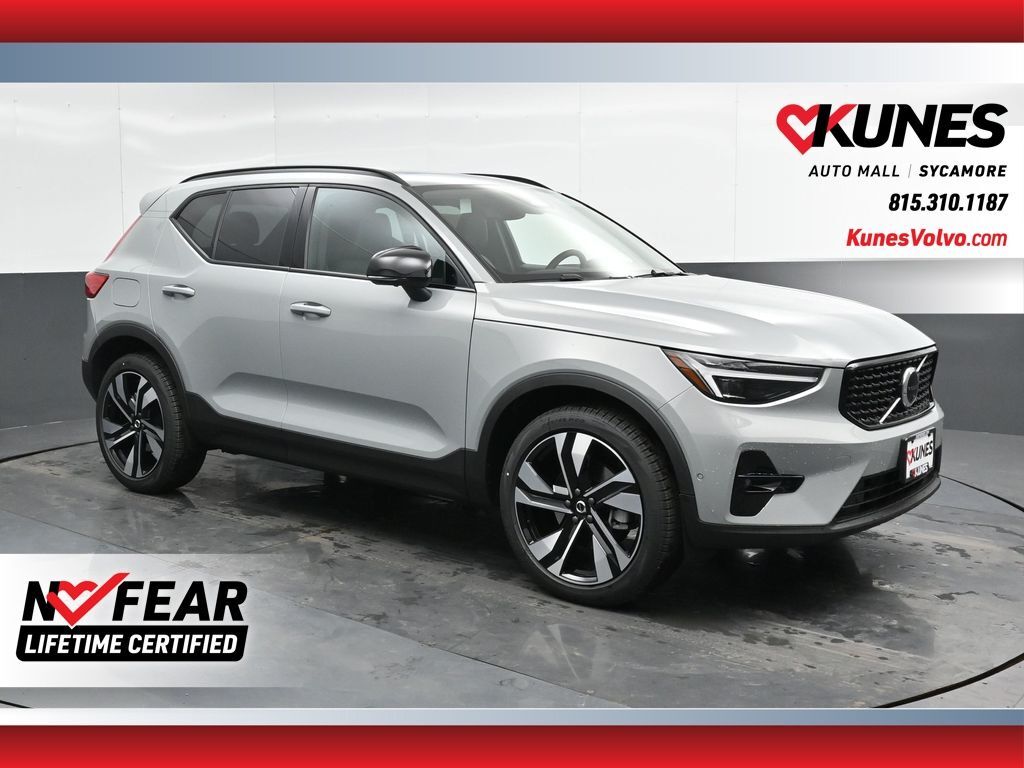2025 VOLVO XC40