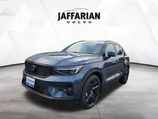 2026 VOLVO XC40