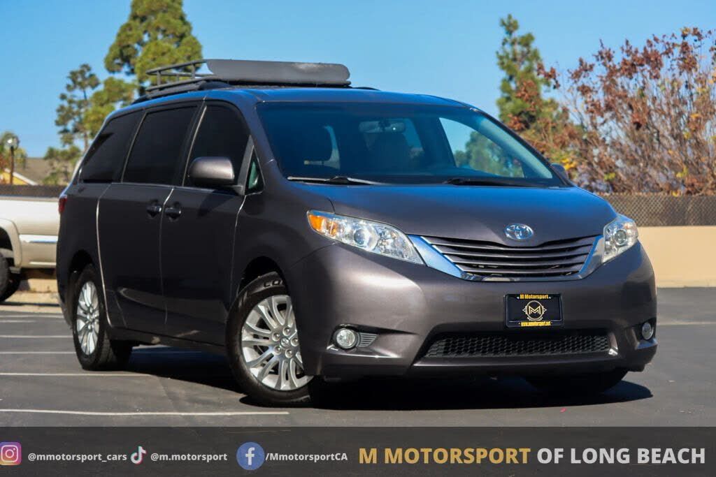 2017 TOYOTA Sienna