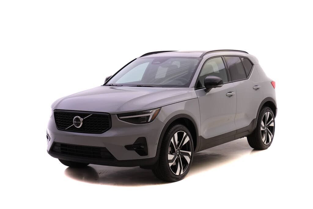 2025 VOLVO XC40