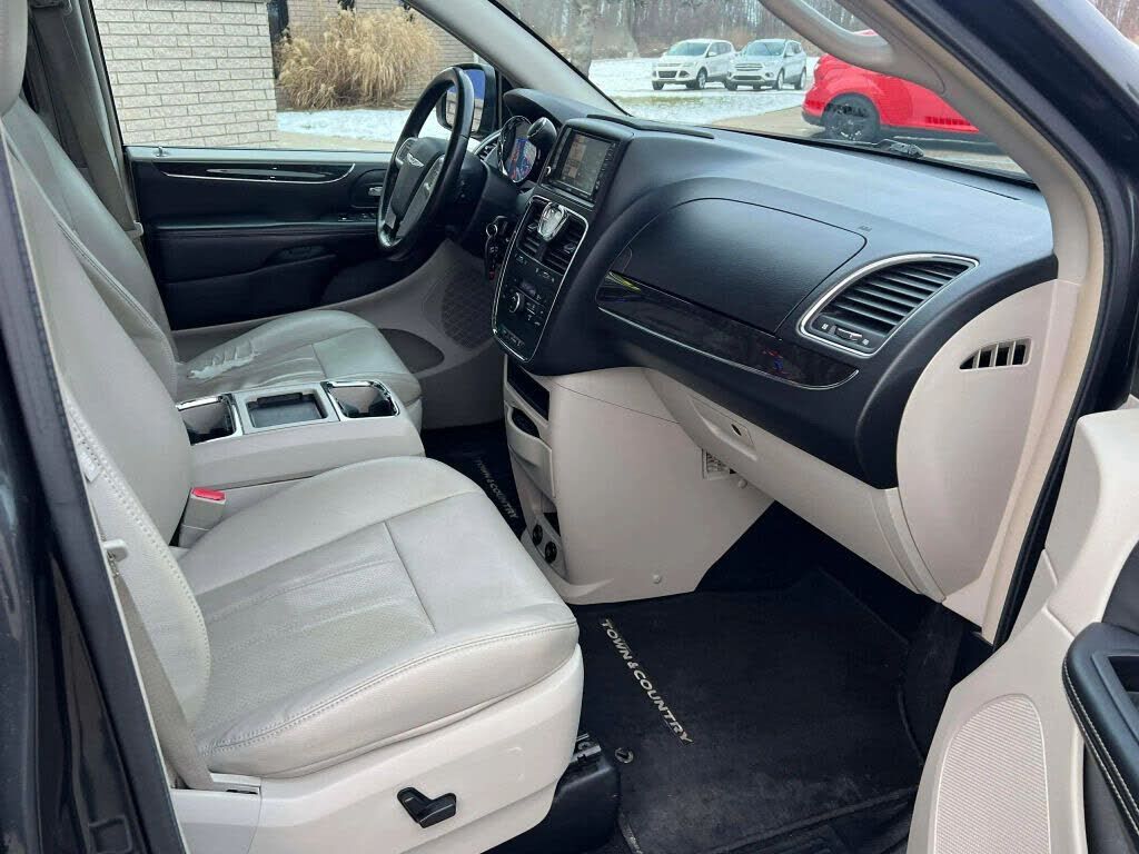 2012 CHRYSLER Town and Country