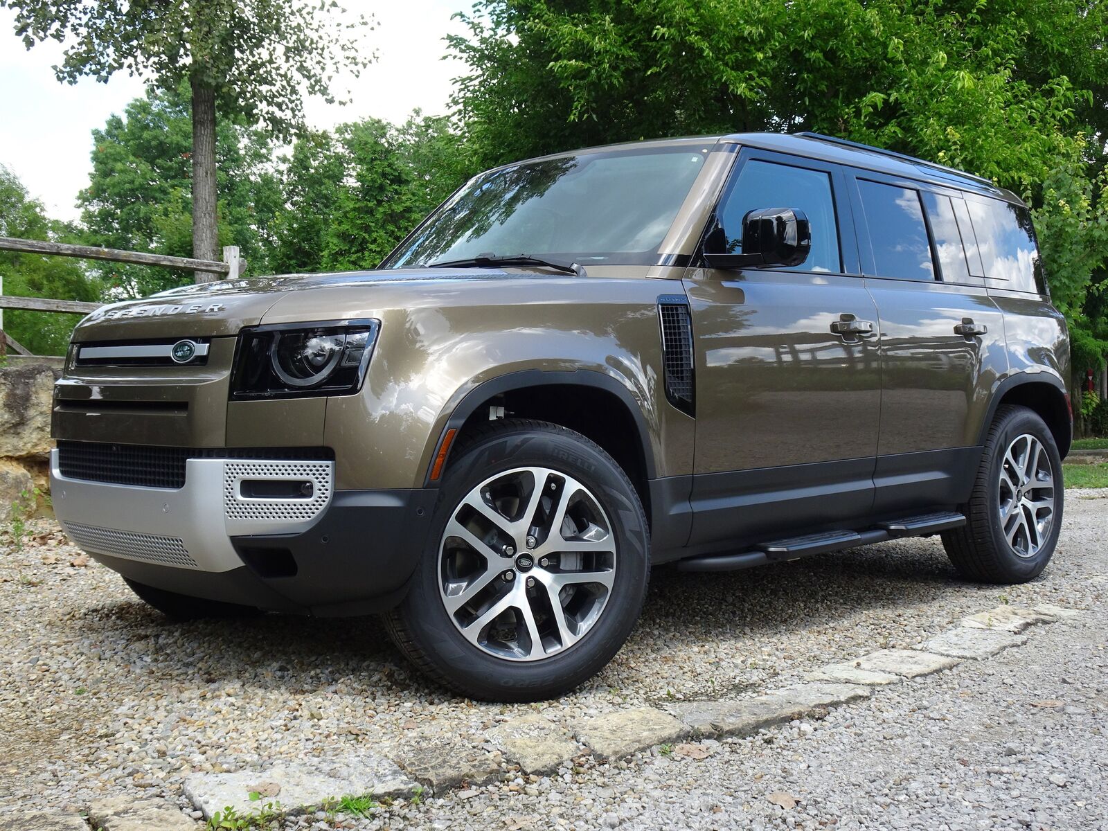2025 LAND ROVER Defender