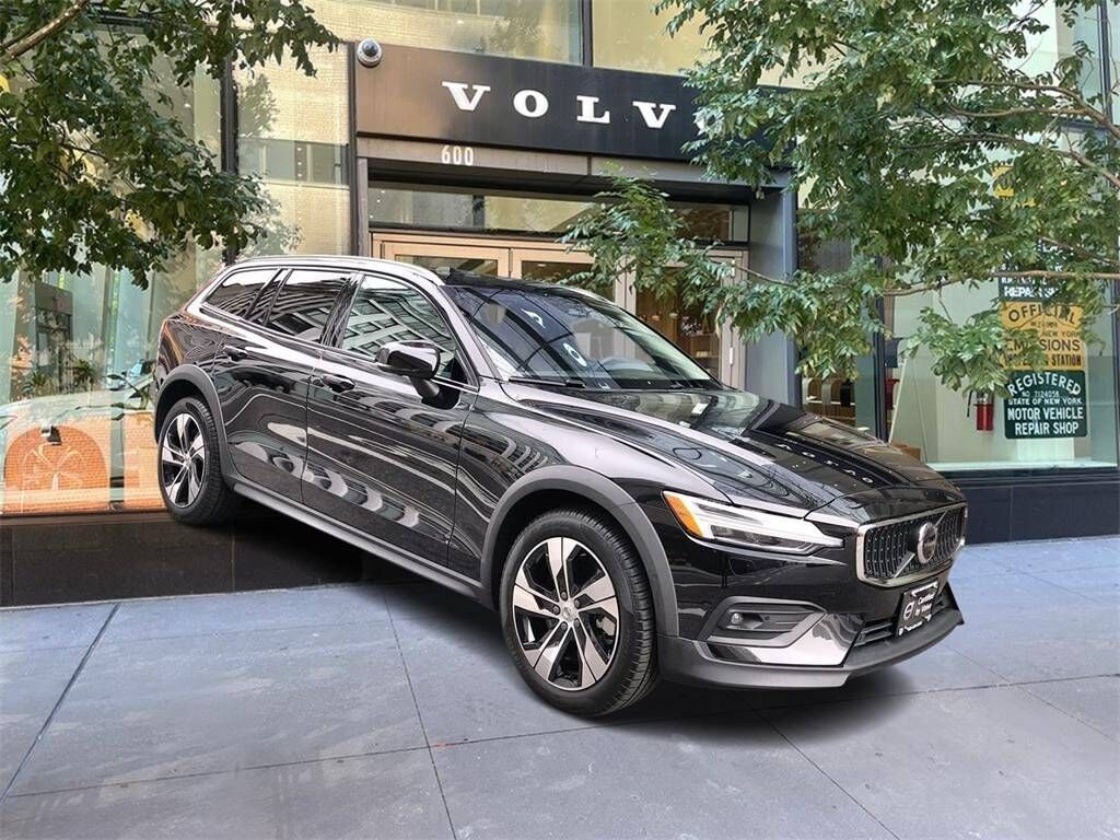 2023 VOLVO V60CC