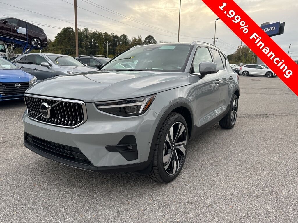 2025 VOLVO XC40