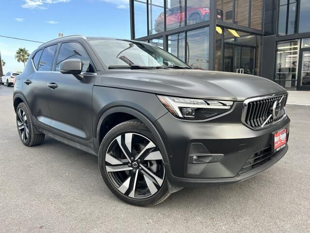 2024 VOLVO XC40