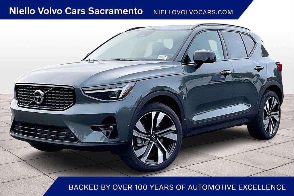 2026 VOLVO XC40