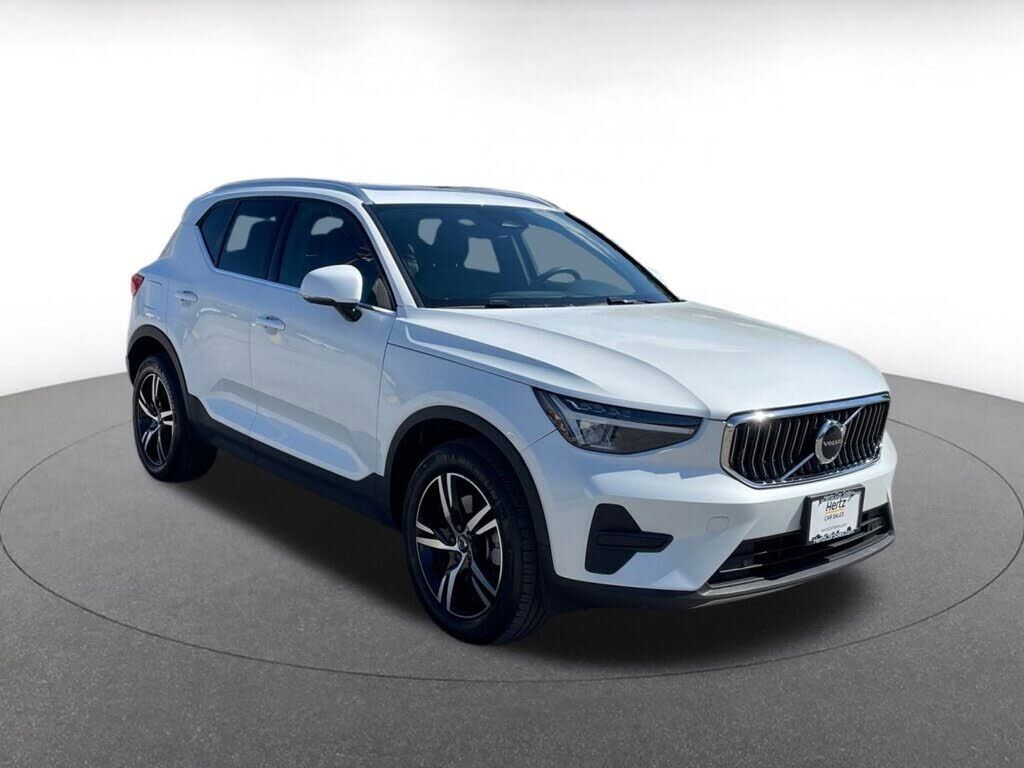 2024 VOLVO XC40