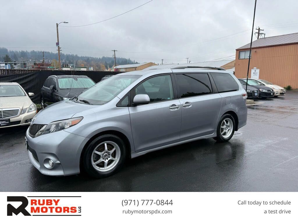 2011 TOYOTA Sienna