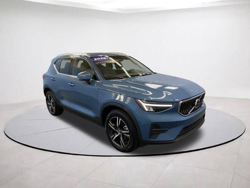 2025 VOLVO XC40