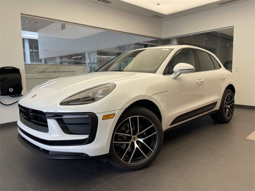 2025 PORSCHE Macan
