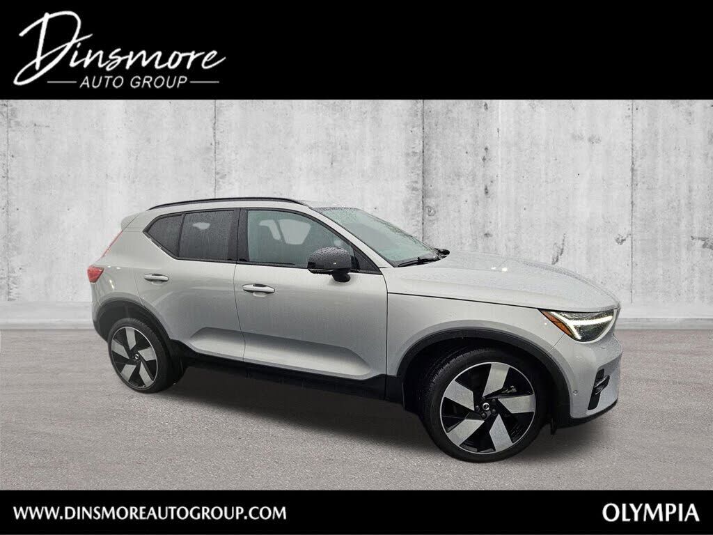 2023 VOLVO XC40
