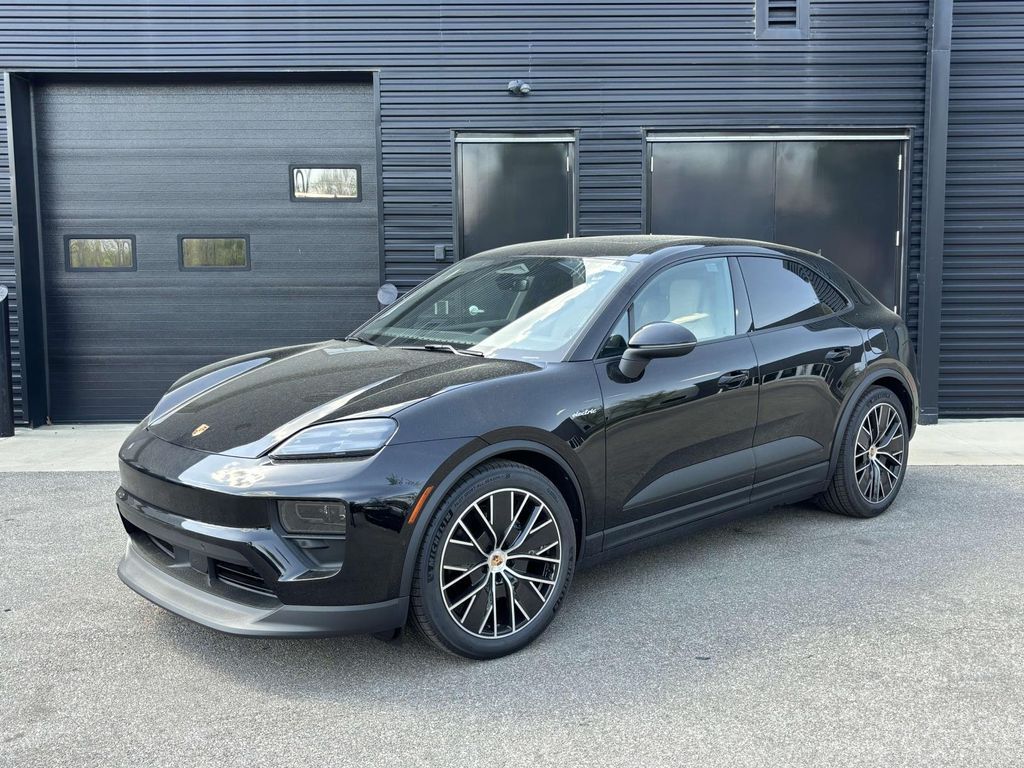 2025 PORSCHE Macan