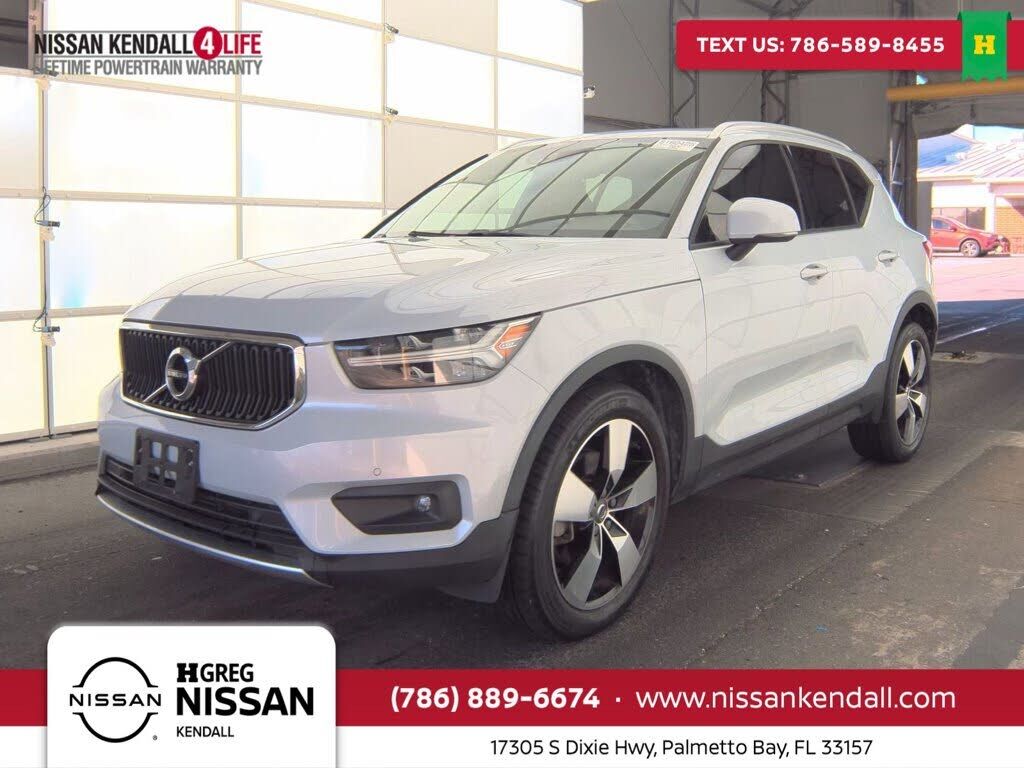 2021 VOLVO XC40