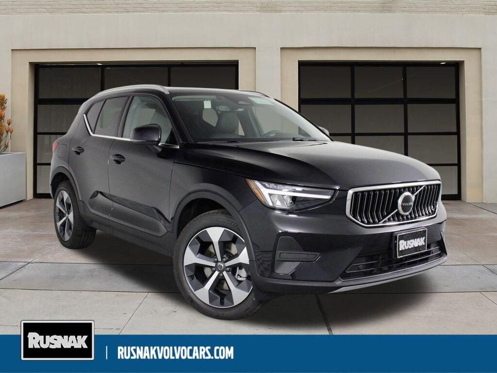 2025 VOLVO XC40