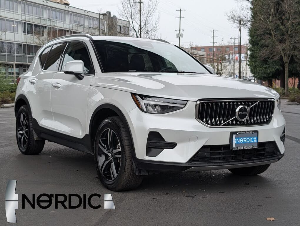2025 VOLVO XC40