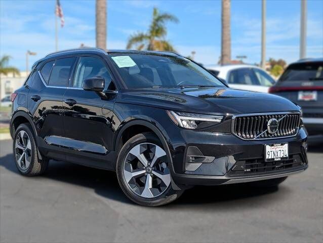 2025 VOLVO XC40