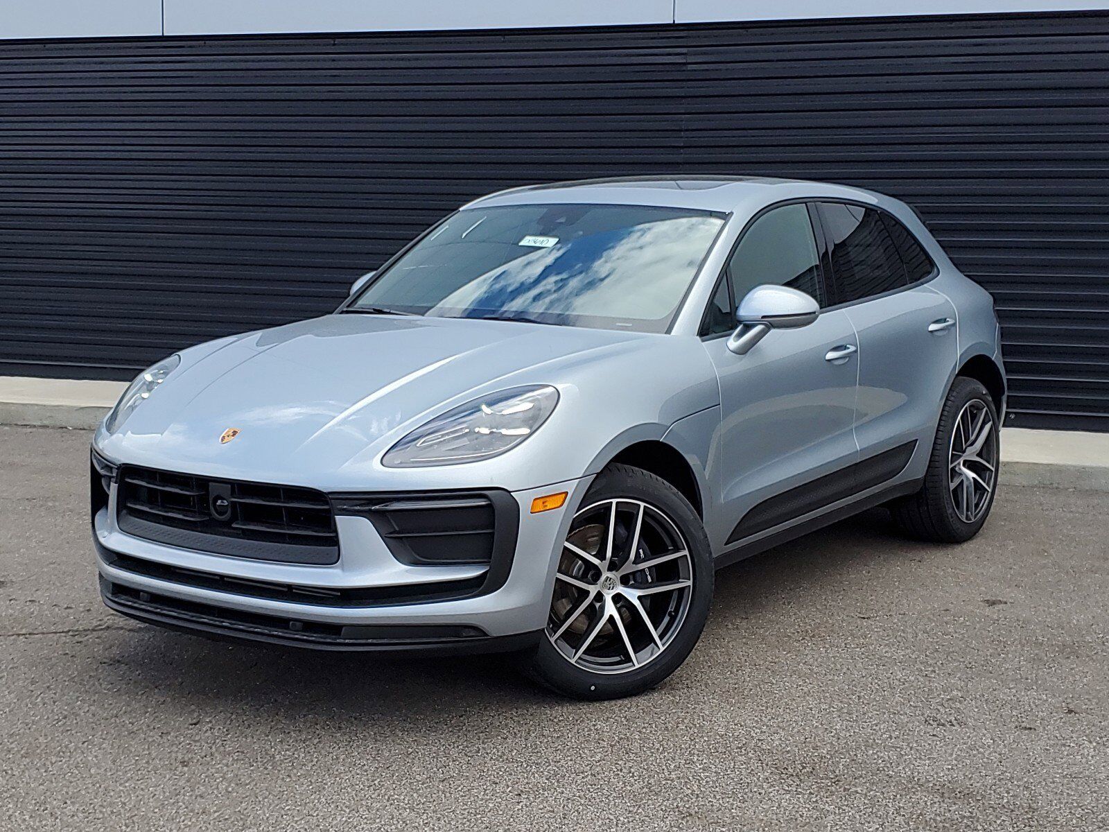 2025 PORSCHE Macan