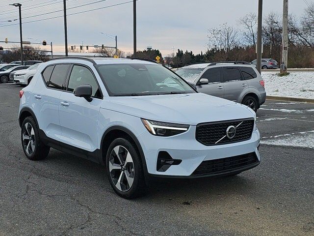 2026 VOLVO XC40