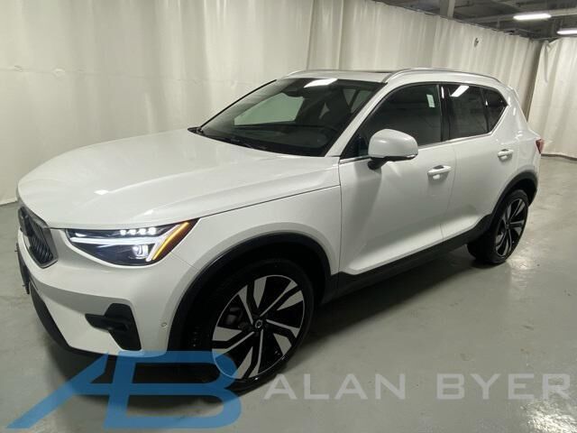 2025 VOLVO XC40
