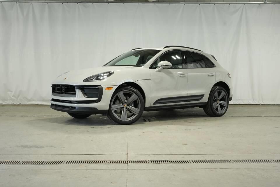 2026 PORSCHE Macan