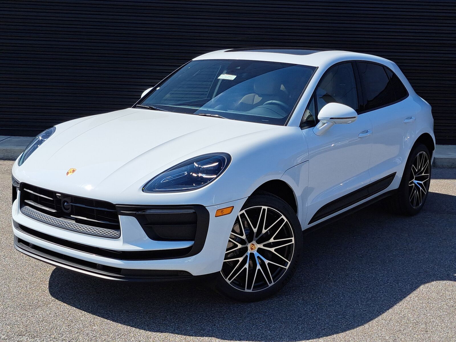 2025 PORSCHE Macan