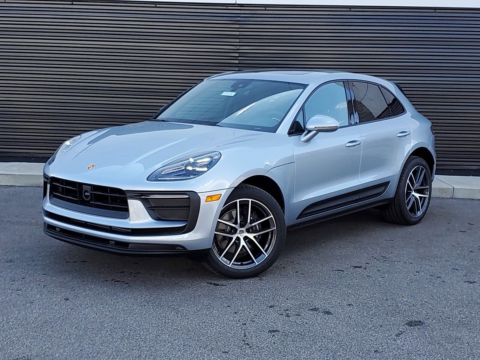 2025 PORSCHE Macan