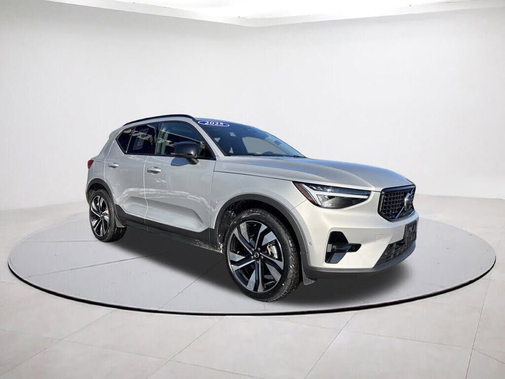 2025 VOLVO XC40