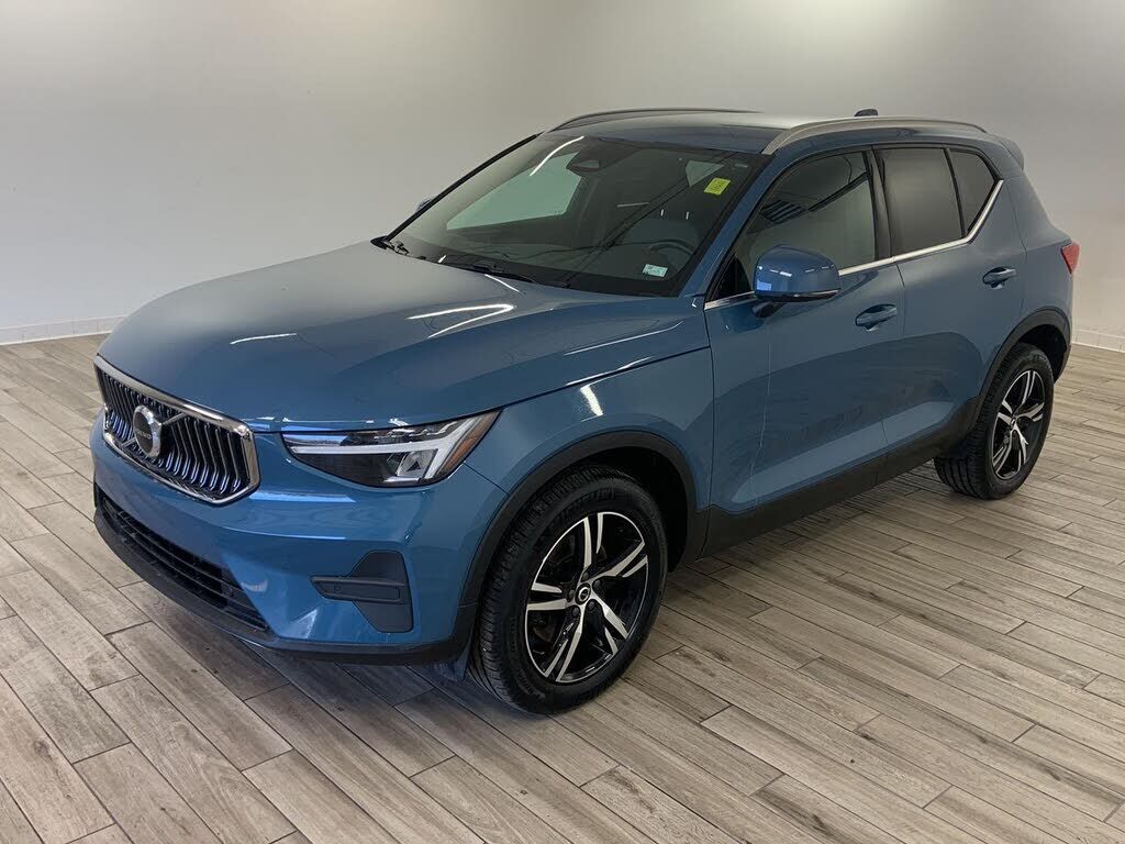 2025 VOLVO XC40