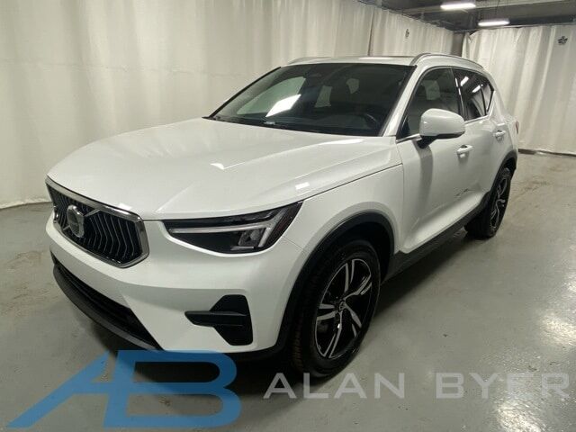 2025 VOLVO XC40