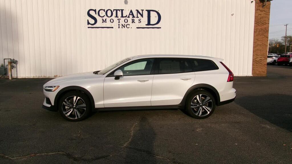 2025 VOLVO V60CC