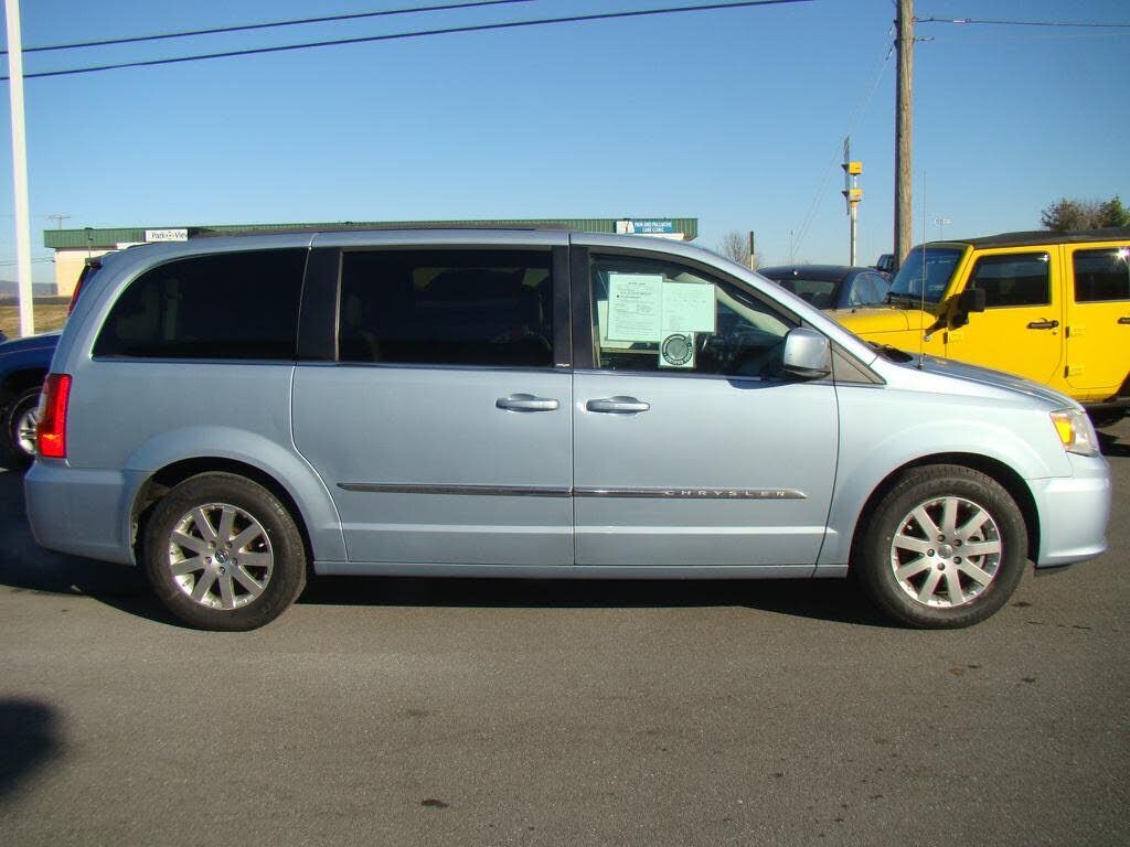 2013 CHRYSLER Town and Country