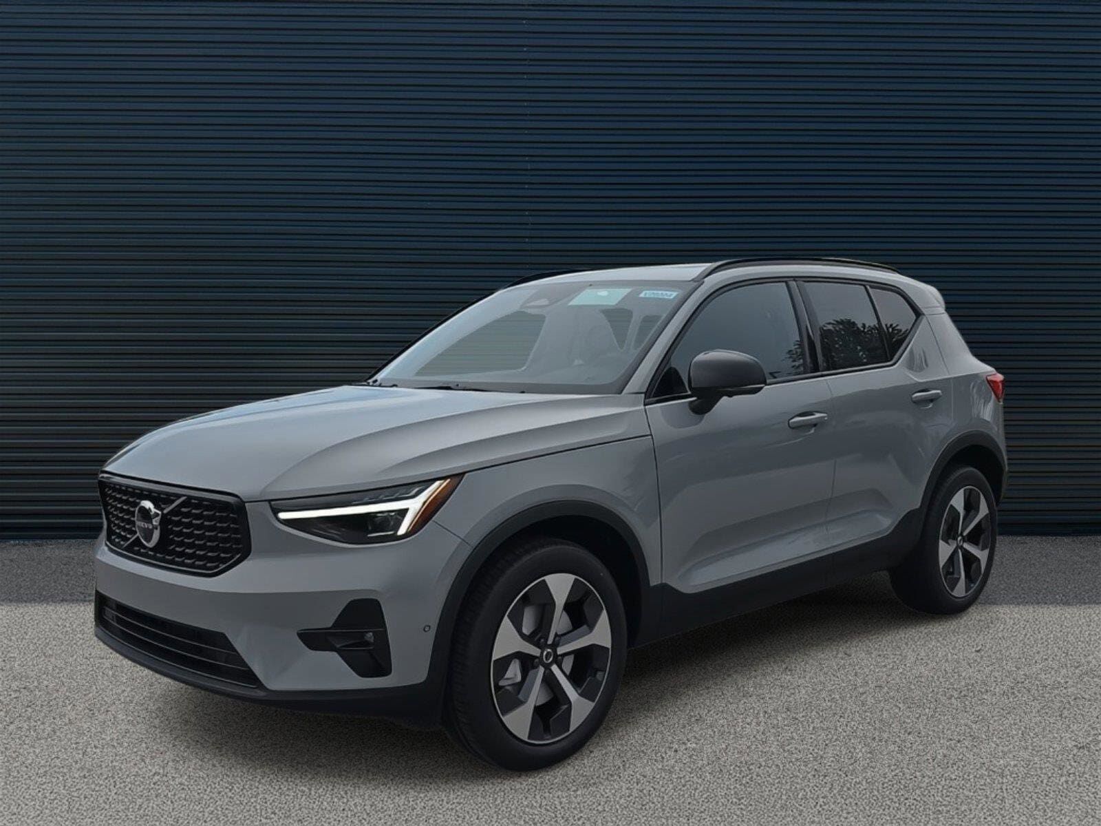 2026 VOLVO XC40