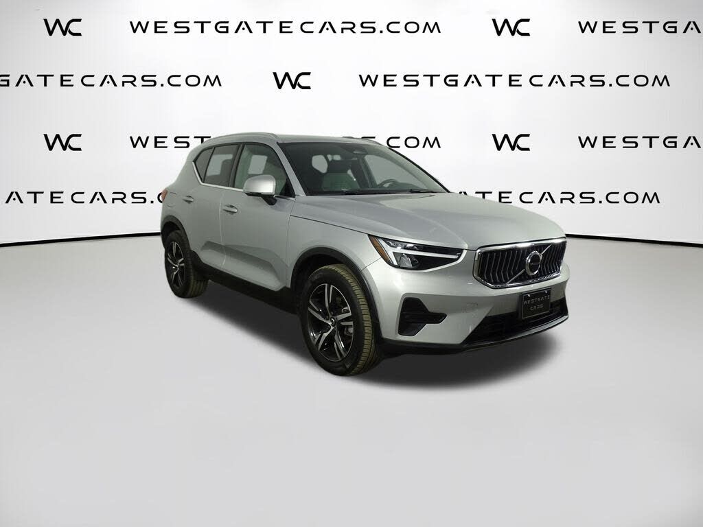 2025 VOLVO XC40