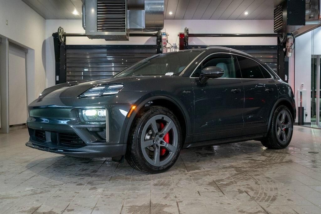 2025 PORSCHE Macan
