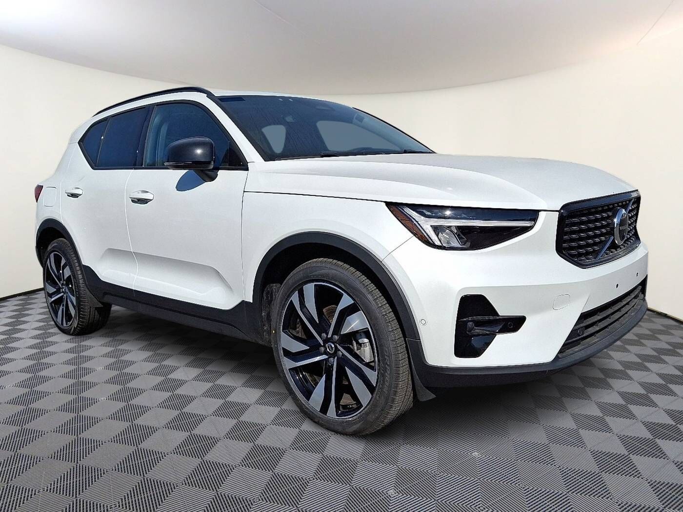 2023 VOLVO XC40
