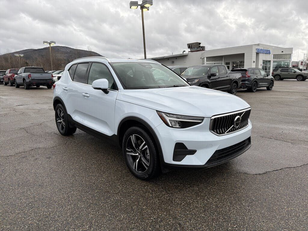 2025 VOLVO XC40