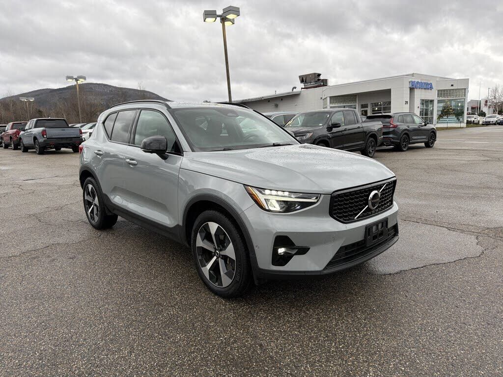 2025 VOLVO XC40