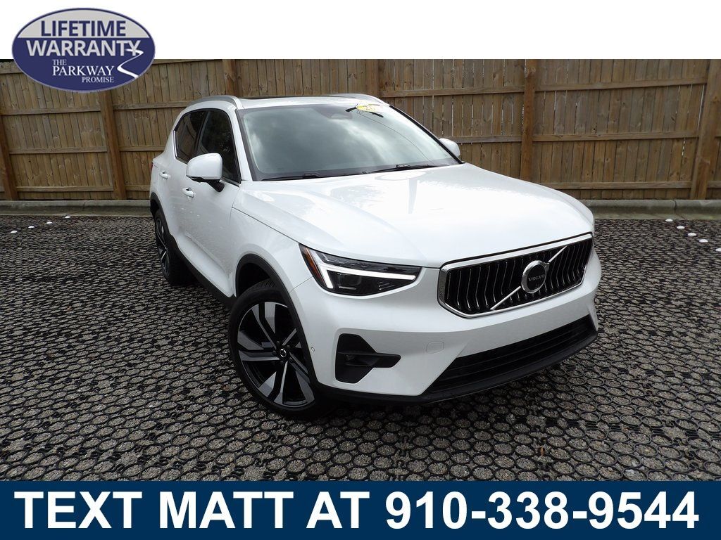 2025 VOLVO XC40