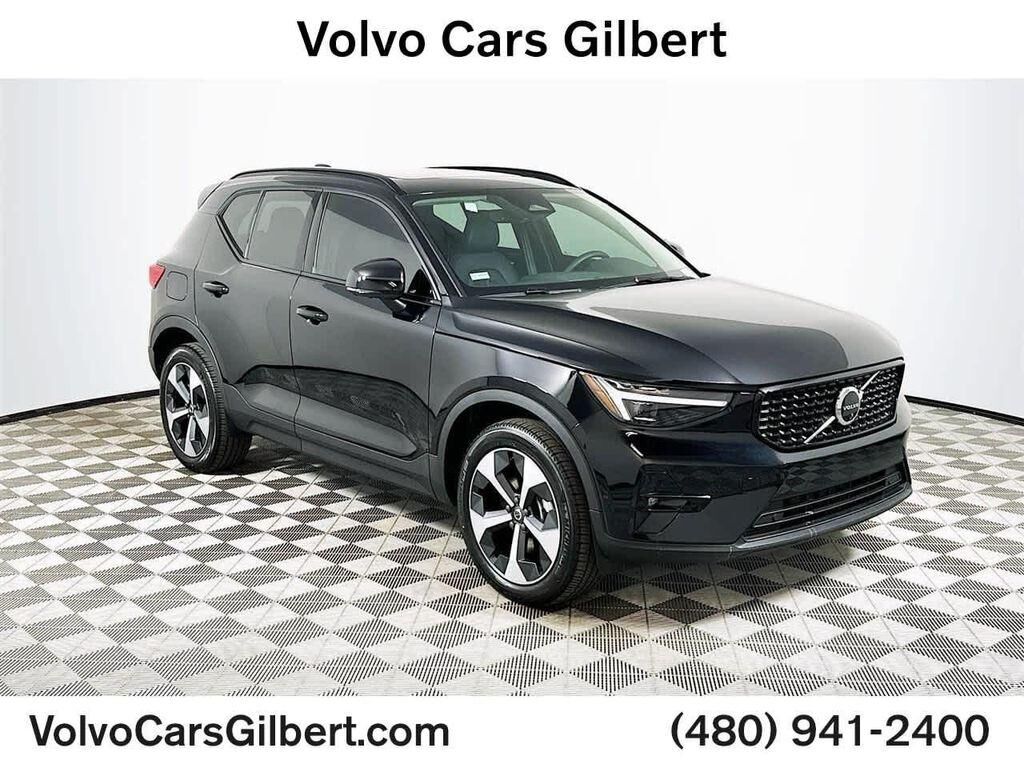 2025 VOLVO XC40