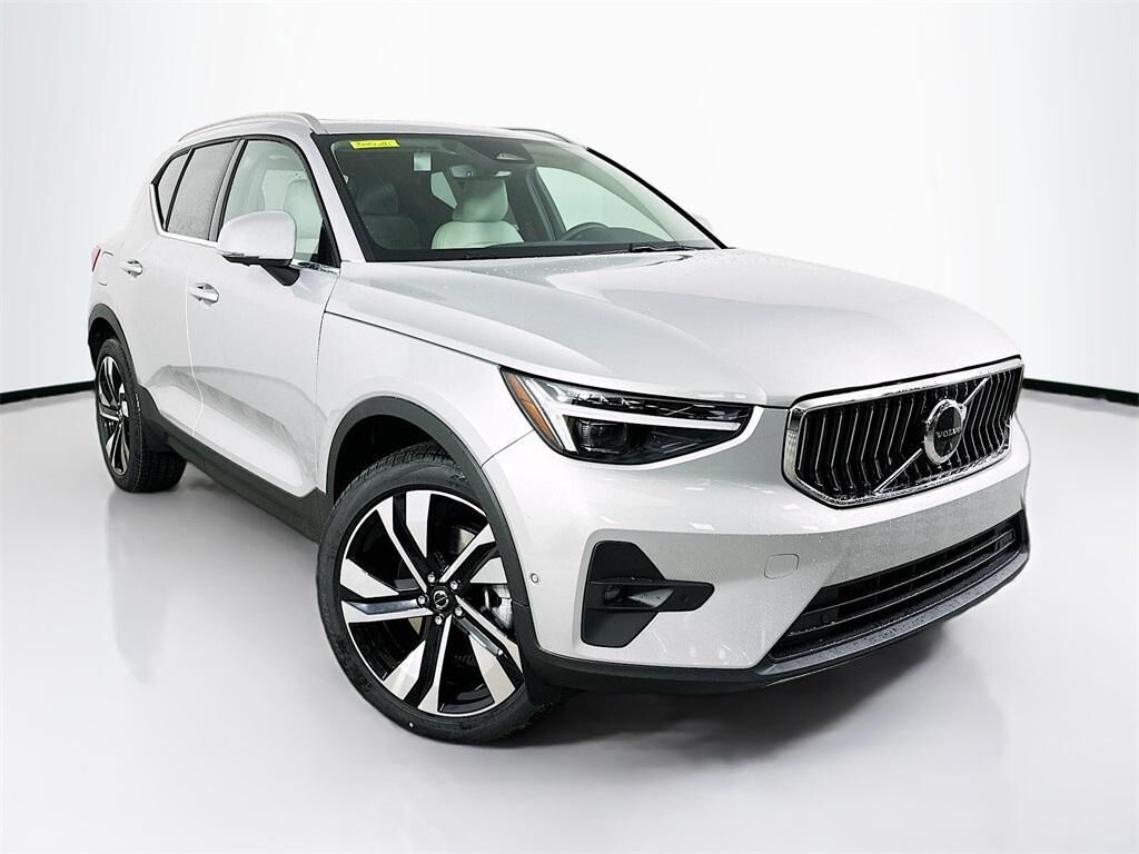 2025 VOLVO XC40