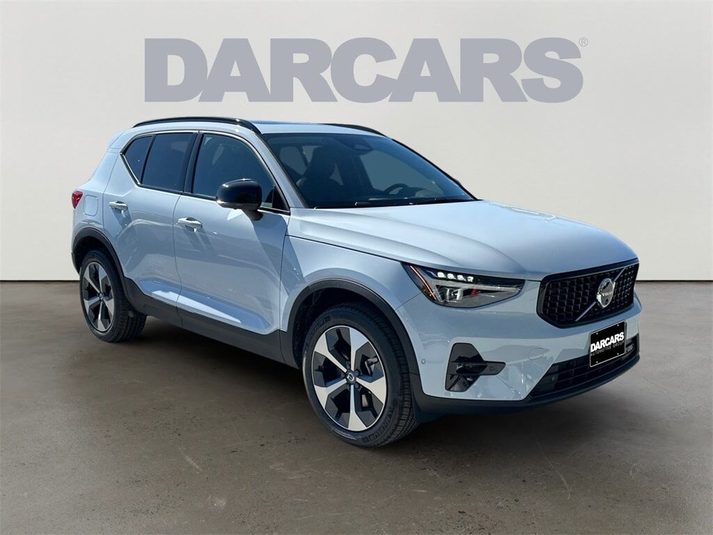 2026 VOLVO XC40