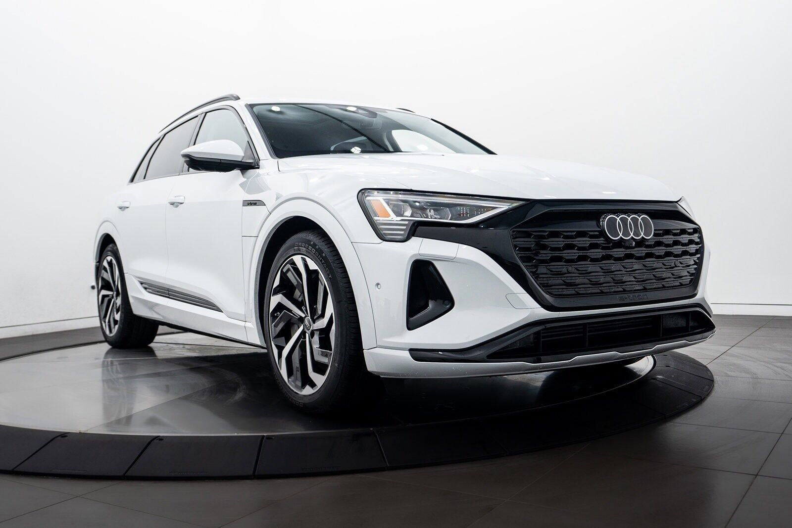 2024 AUDI Q8