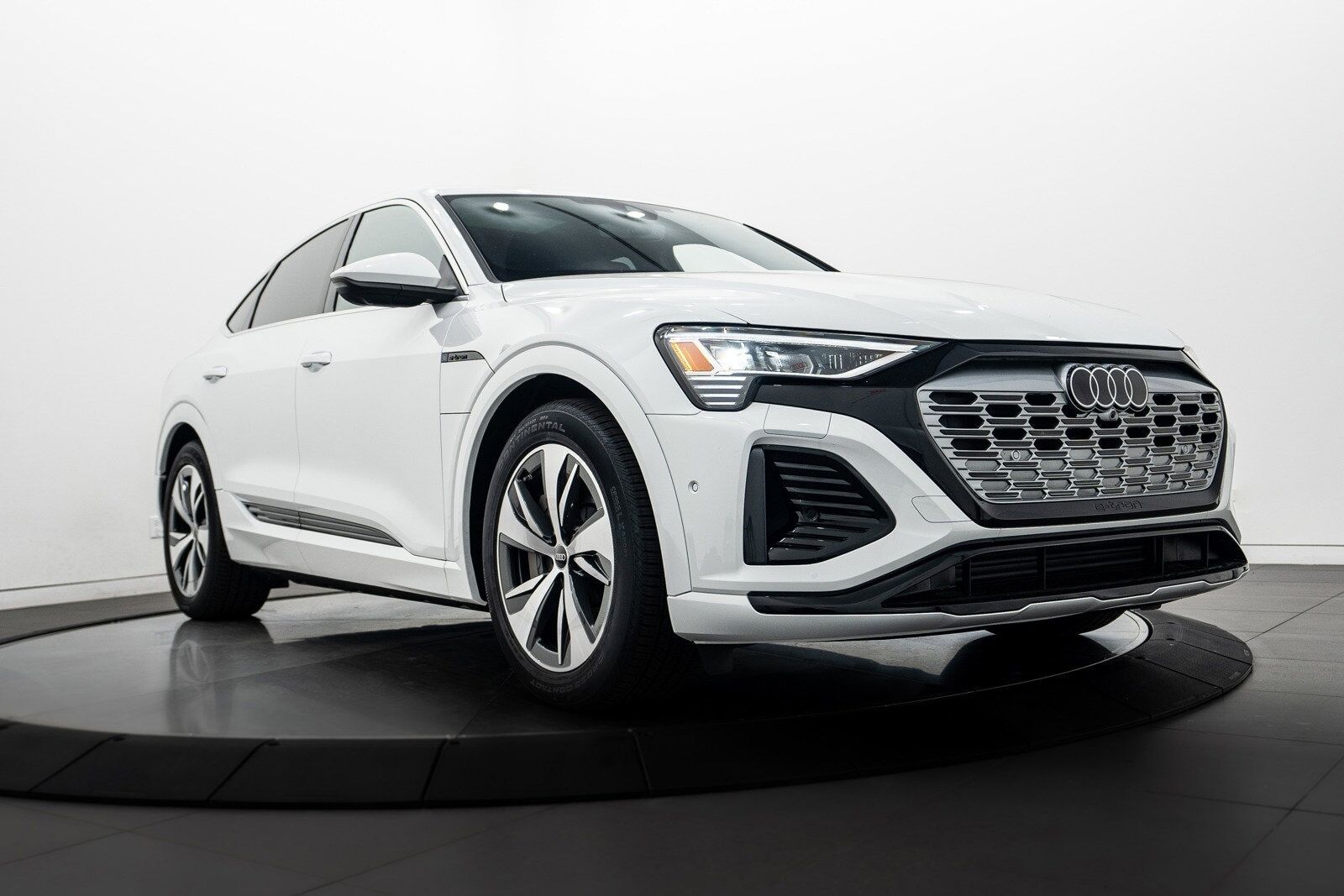 2024 AUDI Q8