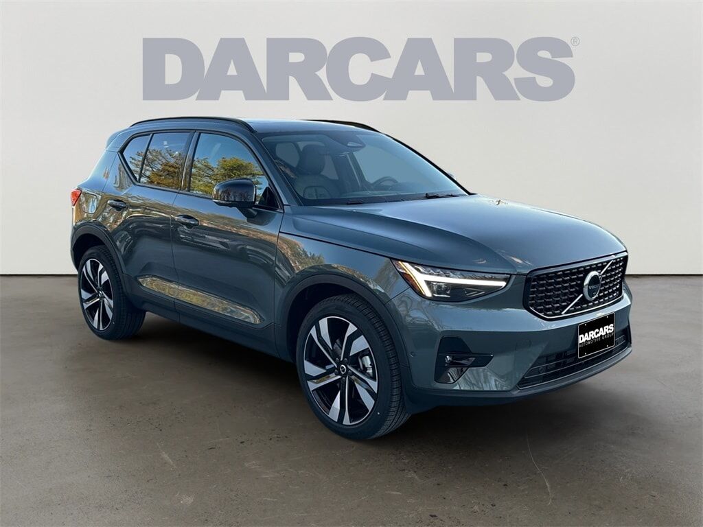 2026 VOLVO XC40
