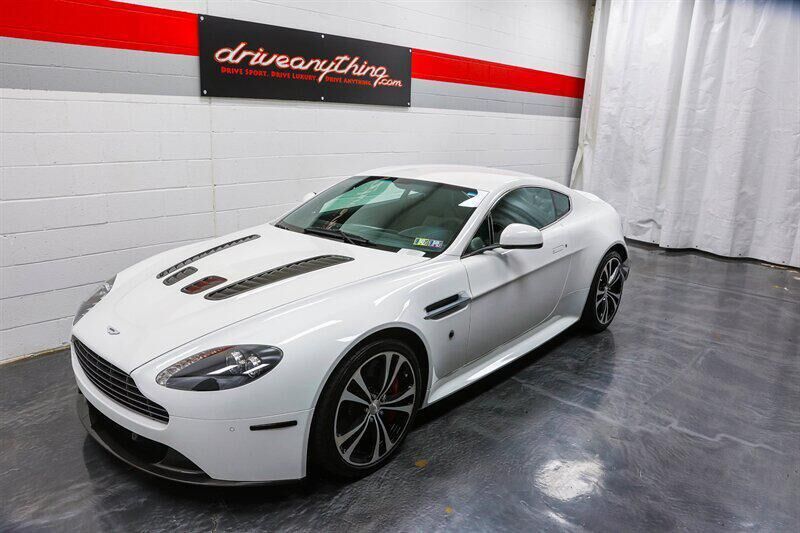 Aston Martin V12 Vantage